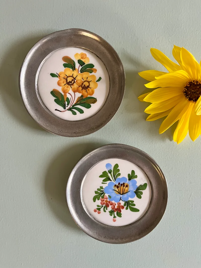 Médaillons muraux vintage en céramique et étain – lot de 2